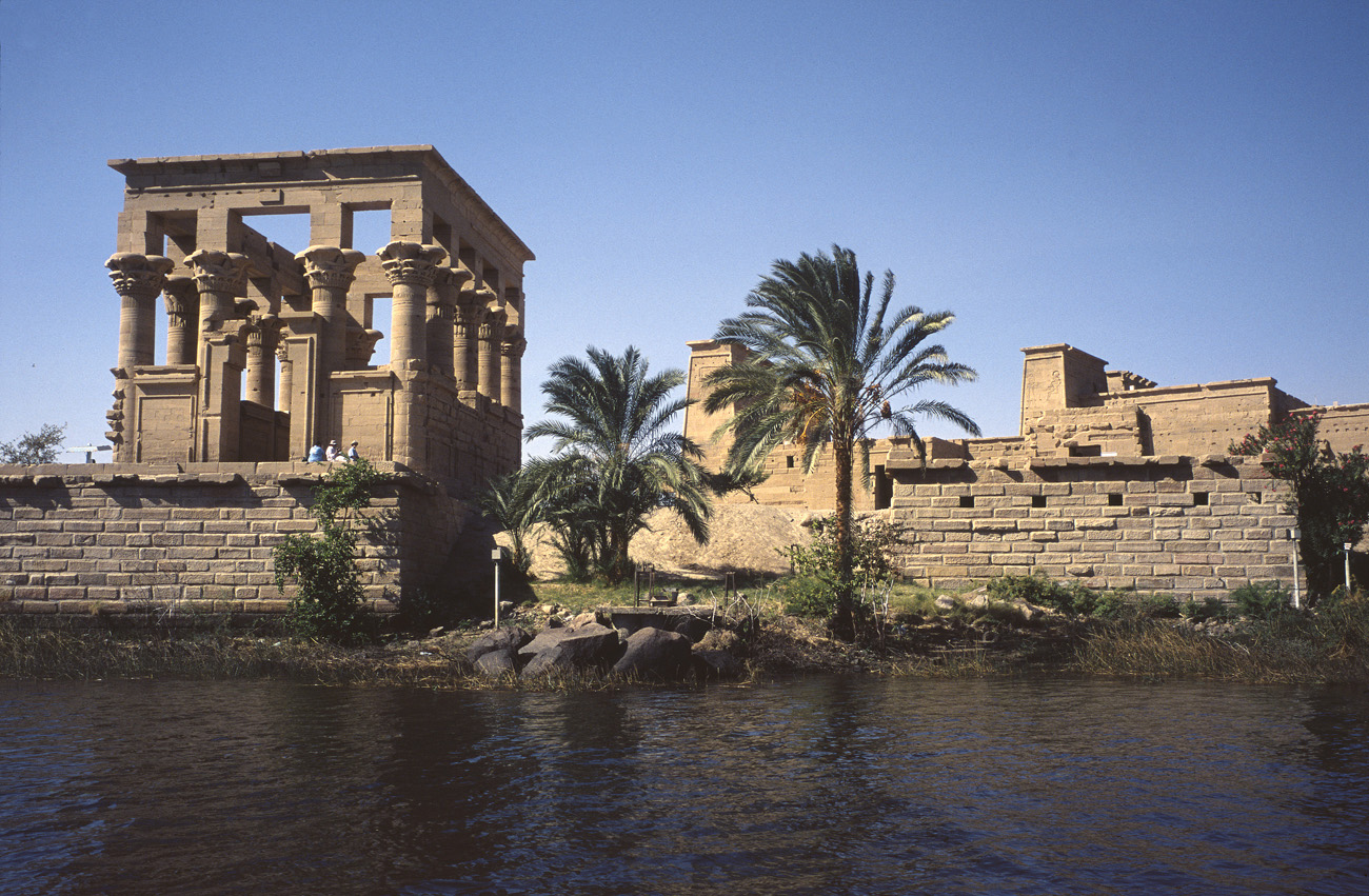 egyp07_35 philae le temple romain.jpg - Assouan  temple de Philae le petit temple romain Provia 100 F